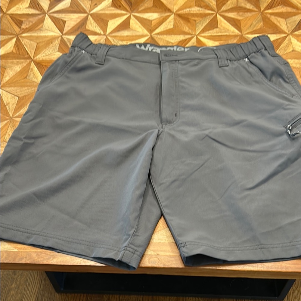 Wrangler ATG cargo shorts (dark grey)